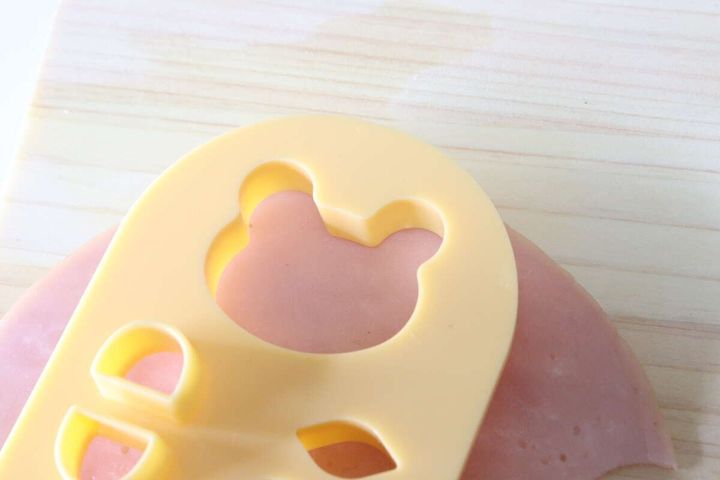 ダイソーの型抜きプレート くまでハムをカットする様子