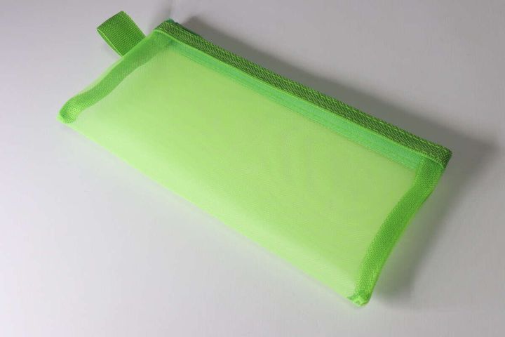 ダイソーのメッシュペンケース（NCS、アップルグリーン）のビジュアル