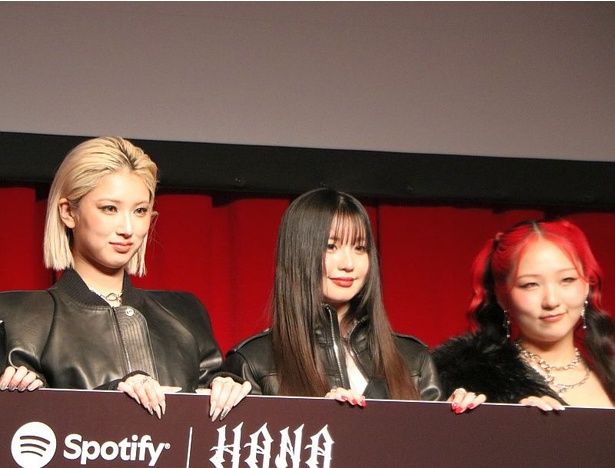 (左から)MOMOKAさん、KOHARUさん、CHIKAさん