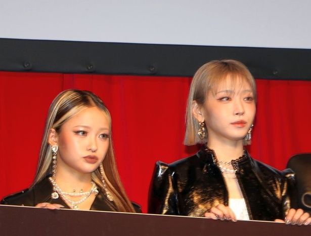 (左から)YURIさん、JISOOさん