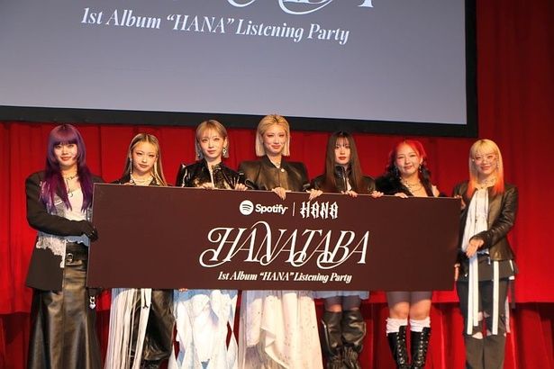 イベントに登壇したHANA(左から)NAOKO、YURI、JISOO、MOMOKA、KOHARU、CHIKA、MAHINA