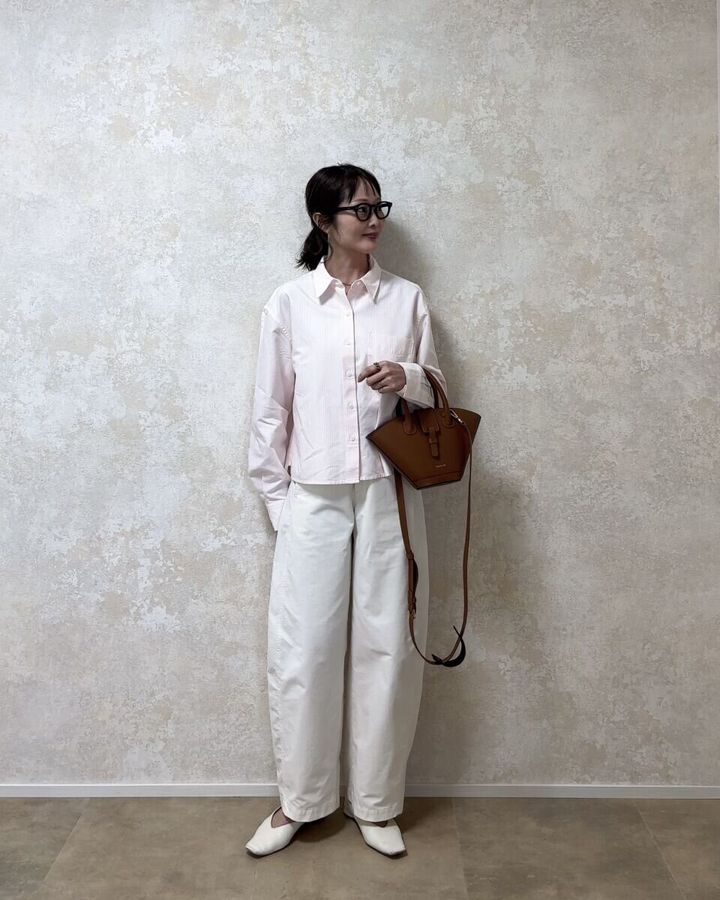ユニクロオックスフォードシャツ 白ワイドパンツコーデ