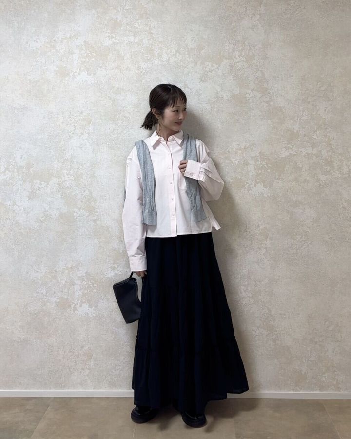 ユニクロオックスフォードシャツ 黒ティアードスカートコーデ