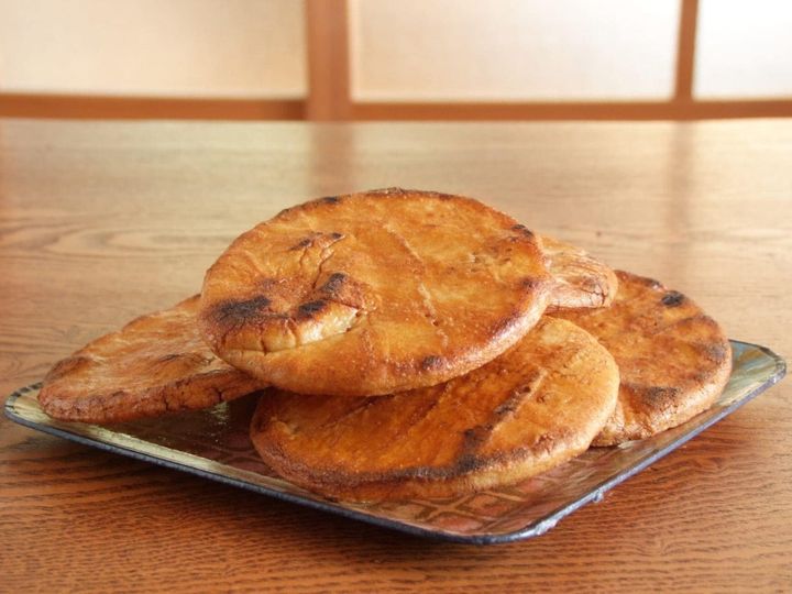 All About ニュース編集部が全国200人を対象に実施した「お土産に関するアンケート」の調査結果から、新年度のあいさつで贈りたい「埼玉県のお土産」ランキングを発表！ 2位「草加せんべい」を抑えた1位は？ ※画像はイメージです