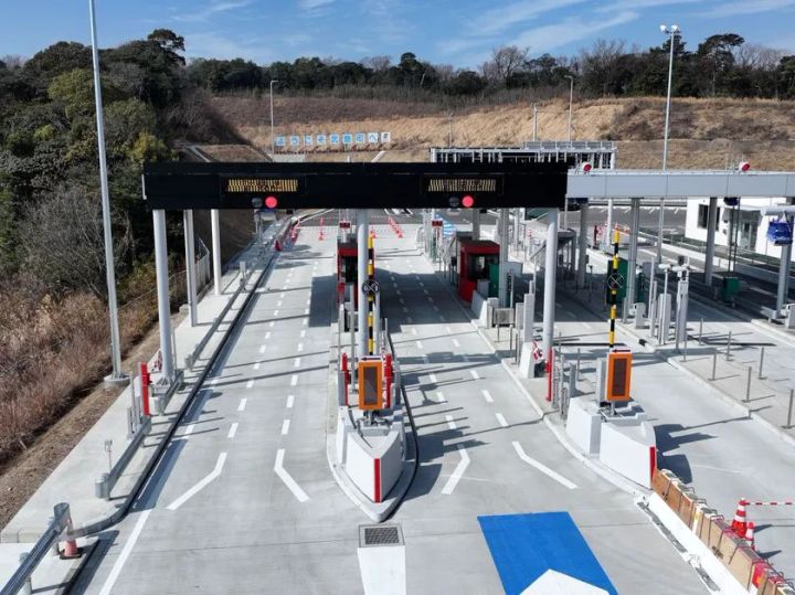 新規開通した武豊北ICの入口・出口施設の外観