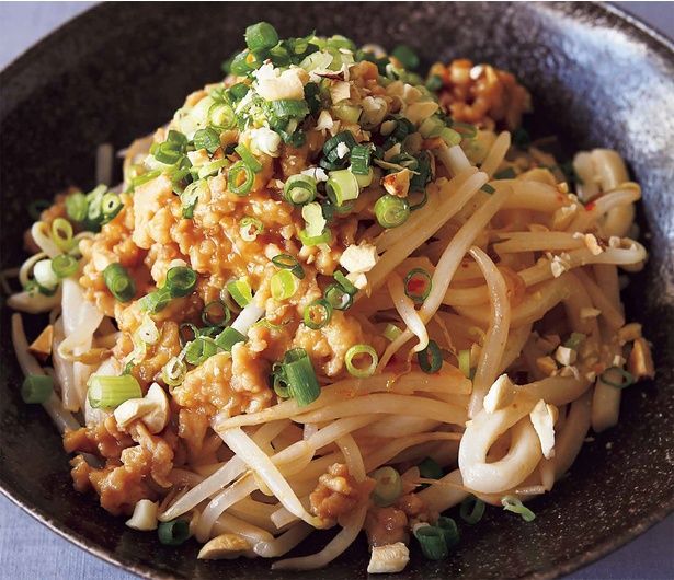 もやしとうどんがなじんで、あっさり食べられる （C）レタスクラブ編集部