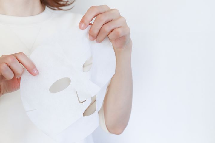 なぜ「手で塗る」よりシートで覆うほうが保湿効率が上がるのか