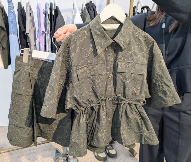 GU×rokhのユーティリティシャツ(5分袖)