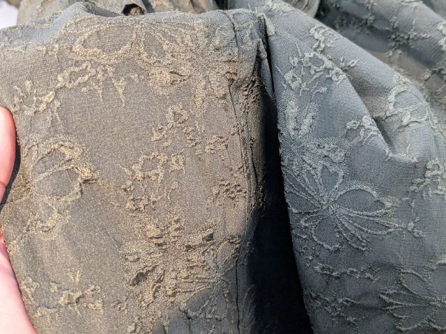 GU×rokhのスモッキングワンピースの生地感