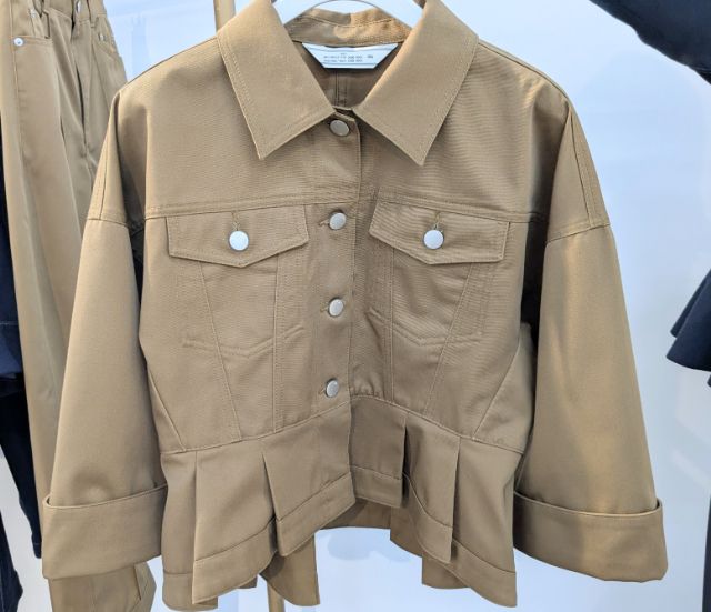 ベージューのGU×rokhのペプラムブルゾン