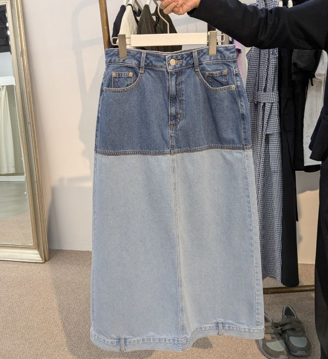 GU×rokhのツートーンデニムスカート