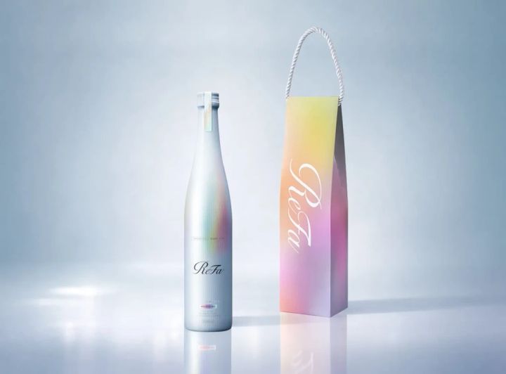 ReFaのボトルとギフトバッグが写った画像。ボトルは虹色で、ギフトバッグにもReFaのロゴが入っている。