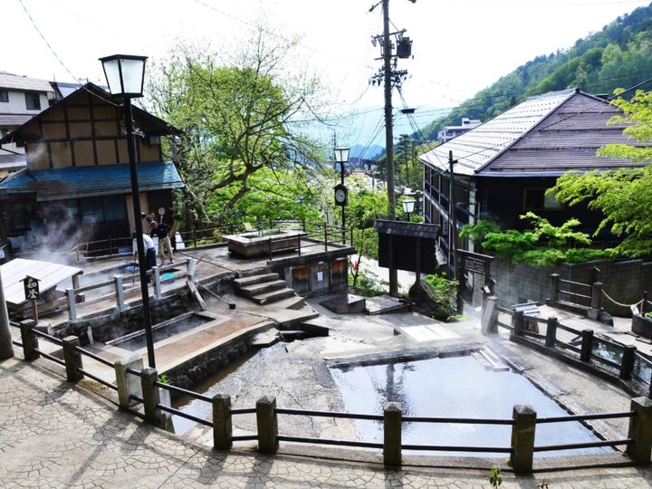 長野県北部に位置する「野沢温泉」は、1300年以上の歴史を誇る温泉地です。13の外湯を村人たちが守り続ける「湯仲間」の文化が息づいており、情緒あふれる坂道の街並みが魅力。良質な天然温泉と世界に誇るスノーリゾートを目当てに世界中から旅人が集います。