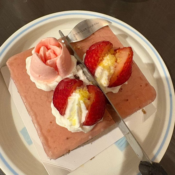 ケーキを切っているところ