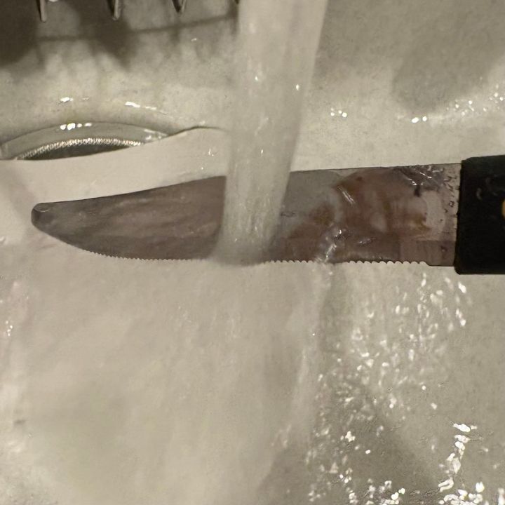 ナイフをお湯であたためているところ