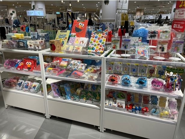 ポーチやチャーム、ステーショナリーなど手に取りやすい価格帯のアイテムも豊富(草津ロフトの売り場より)
