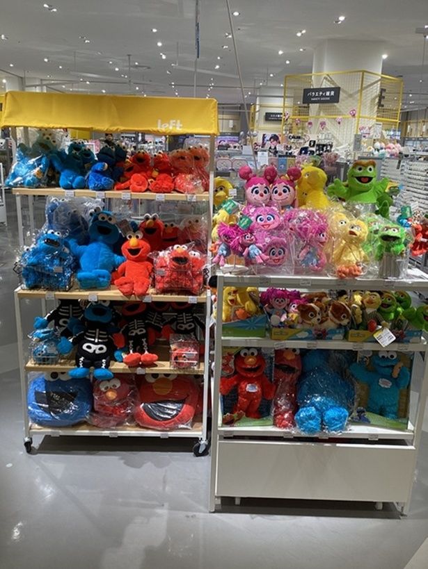 エルモやクッキーモンスター、アビーたちのぬいぐるみが勢ぞろい。思わず手に取りたくなるボリューム感(安城ロフトの売り場より)