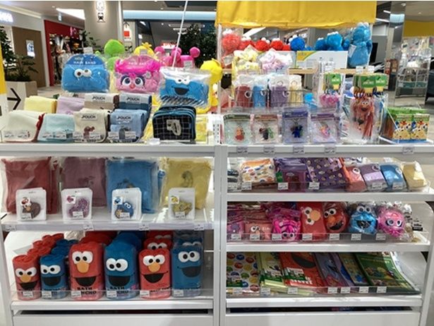 ポーチやバス用品などカラフルなアイテムがずらり。実用的なグッズも充実している(安城ロフトの売り場より)