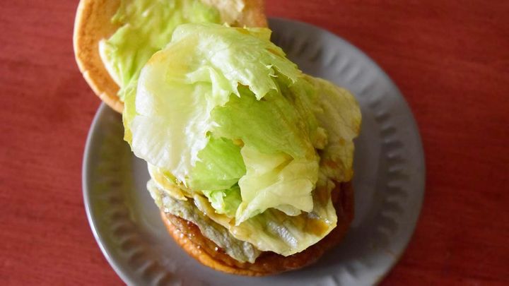 レタスはこれでもかというほどたっぷりと使われており、見た目のインパクトも抜群