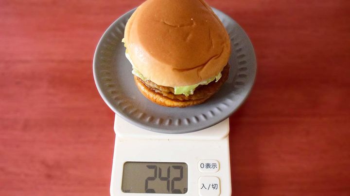 お皿の重さを除いた実測重量は242g