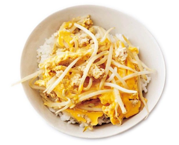 もやし入り親子丼（料理・伊藤朗子、撮影・澤木央子） （C）レタスクラブ編集部