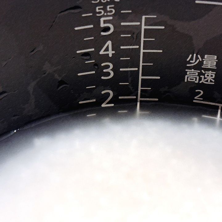 規定量より少なめの水を入れる