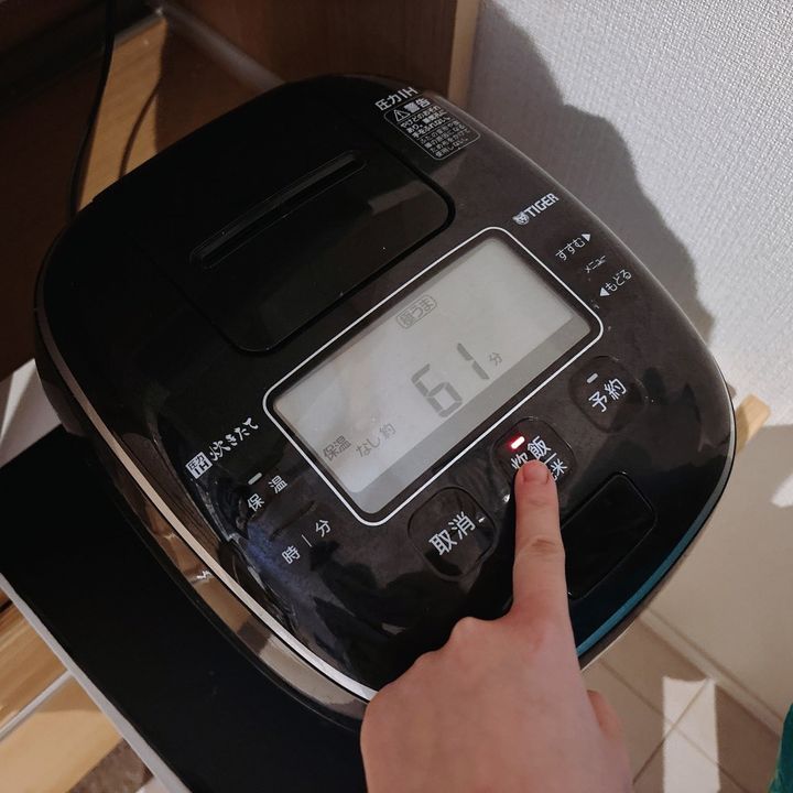 炊飯器のスイッチを入れる
