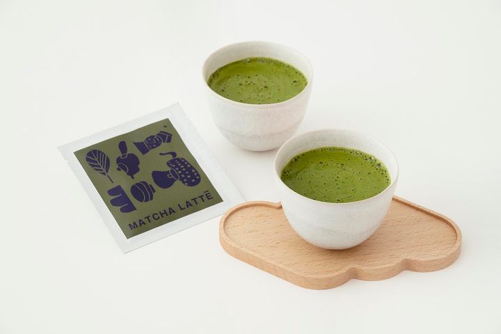 「抹茶ラテ 粉末」のパッケージと湯呑みに淹れた状態