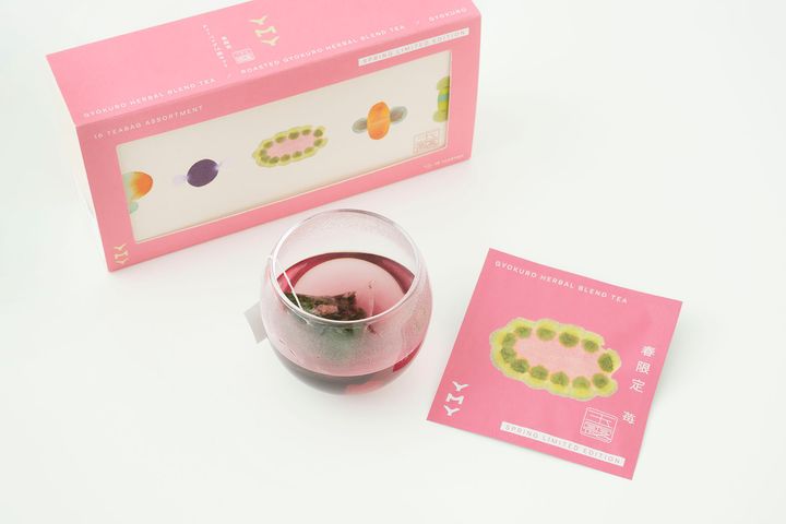 春限定の玉露ハーブティー「苺」のパッケージと淹れた状態