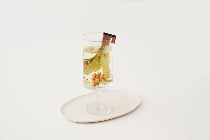 ル・ベネフィック「セレブレーション」の中から「リンデン」をグラスに淹れた状態