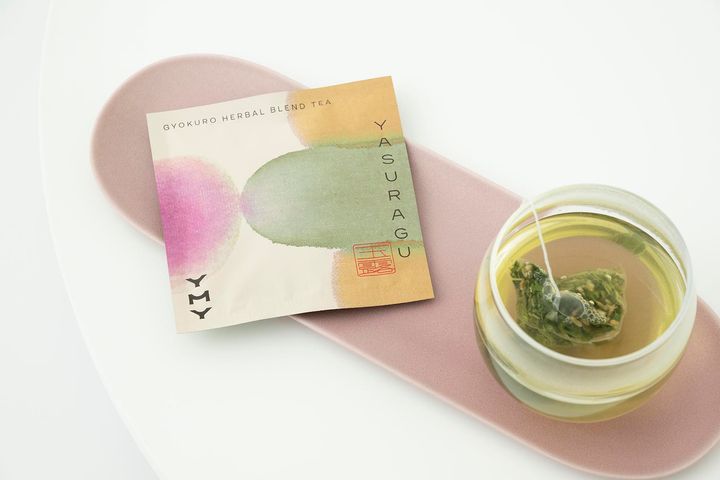 「玉露ハーブティー YASURAGU -RESTORE-」ティーバッグ単品のパッケージと淹れた状態