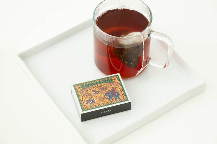 「旅する紅茶」シリーズ「チャイ」のパッケージとカップに淹れた状態