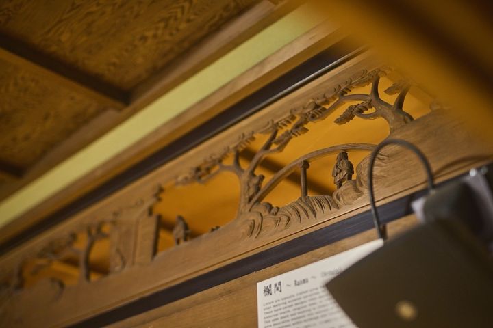 ストーリーを感じさせる透かし彫りの欄間
