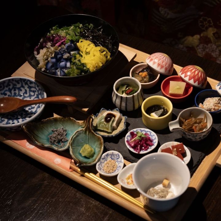 「【選べるメイン】と【１ドリンクor甘味付き】〜京町家で愉しむ9種のおばんざいランチ〜」（3300円）※写真のメインはおつけもん丼