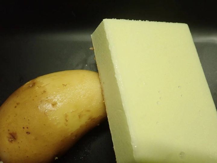 DAISO(ダイソー)：野菜の皮むきスポンジ