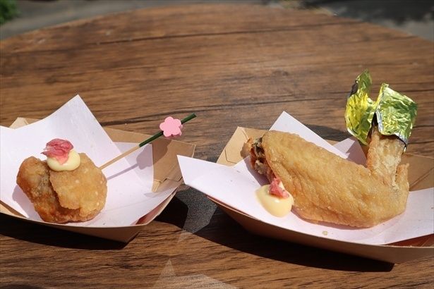 浅草チキンの「桜チキン」(200円、写真左)と「桜手羽」(200円、写真右)