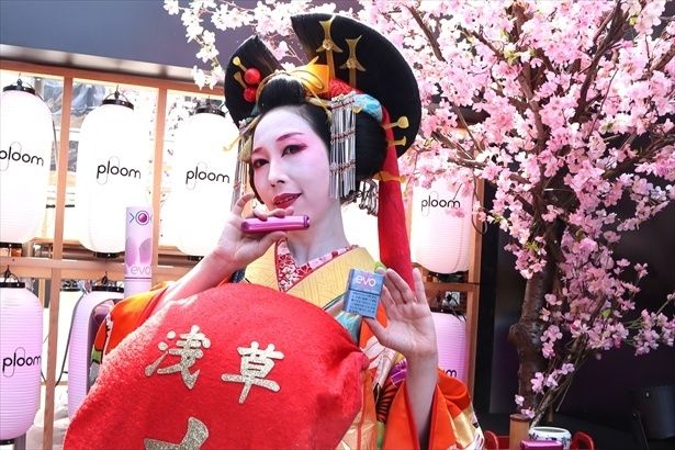 浅草右近屋の花魁役との記念撮影スポット