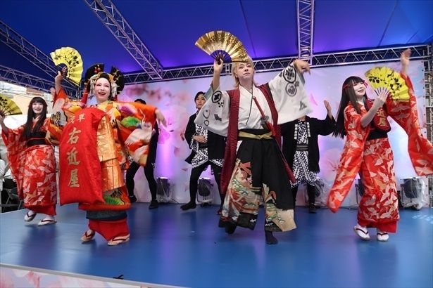 エンターテインメント集団「浅草右近屋」とTTMによる花魁道中・忍者パフォーマンス