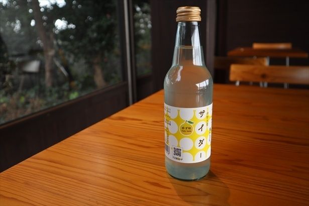 休憩所併設のカフェではドリンクやスイーツを販売。伊勢志摩の特産品を使ったものも(写真は伊勢志摩サイダー(ゆず味))