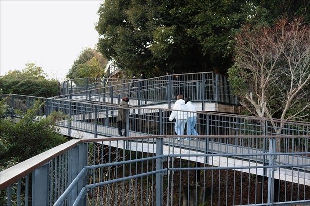 バリアフリーのスロープが設けられている