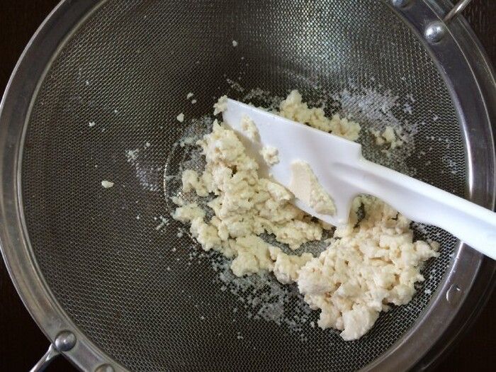 豆腐を裏ごしする