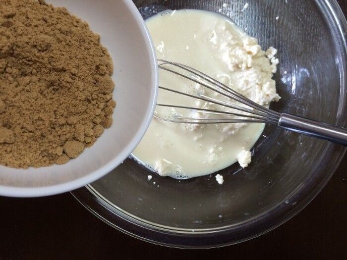 豆腐と油、黒糖を混ぜる
