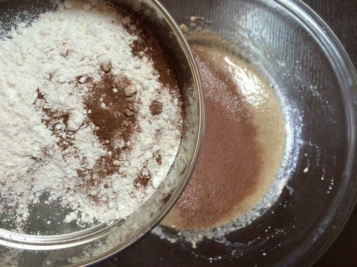 粉をふるい入れる