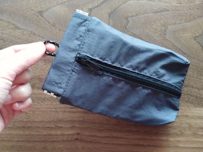 春のお出かけに♡ダイソー220円なら即ゲット！片手でパカッと開いてポイ〈多機能ポーチ〉に注目