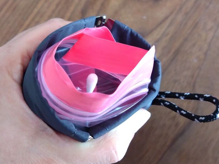 春のお出かけに♡ダイソー220円なら即ゲット！片手でパカッと開いてポイ〈多機能ポーチ〉に注目