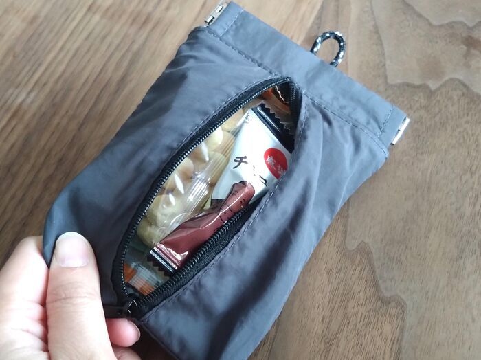 春のお出かけに♡ダイソー220円なら即ゲット！片手でパカッと開いてポイ〈多機能ポーチ〉に注目