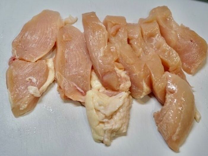 むね肉をカットする