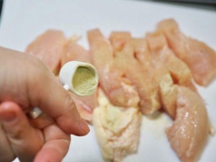 こぶ茶をまぶして揉みこむ