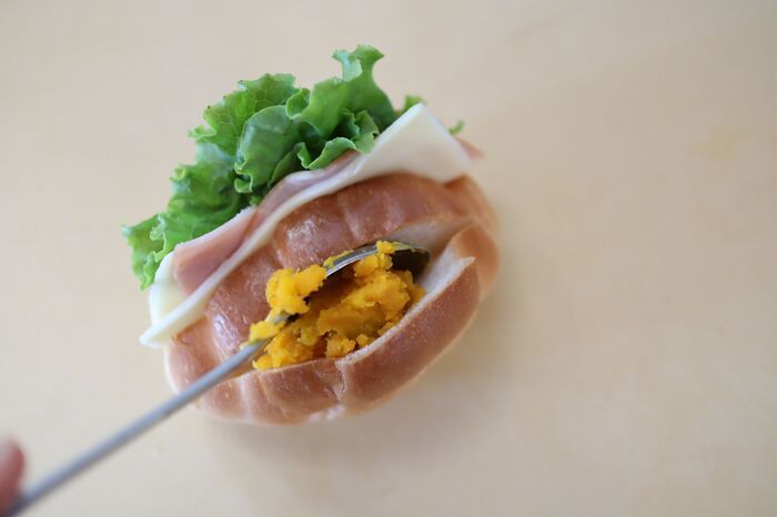 『ロールパン』を冷凍した結果▶まるでお店で買ったような仕上がりに！？グンと見た目が良くなる秘密のひと手間♡