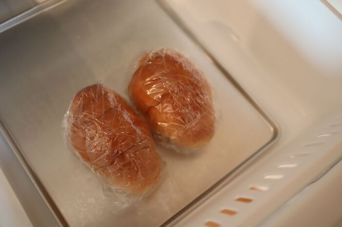 『ロールパン』を冷凍した結果▶まるでお店で買ったような仕上がりに！？グンと見た目が良くなる秘密のひと手間♡